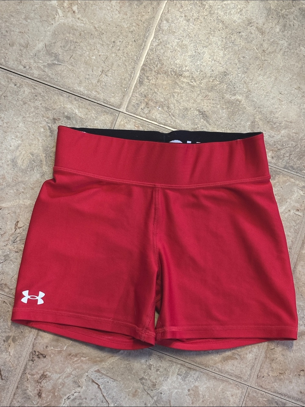 Under Armour HeatGear Women’s size Small Red Athletic Performance Shorts